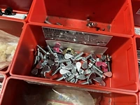 Partij zwarte inbusbouten, moeren en montagebeslag - afbeelding 51 van  212
