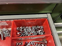 Partij zwarte inbusbouten, moeren en montagebeslag - afbeelding 56 van  212