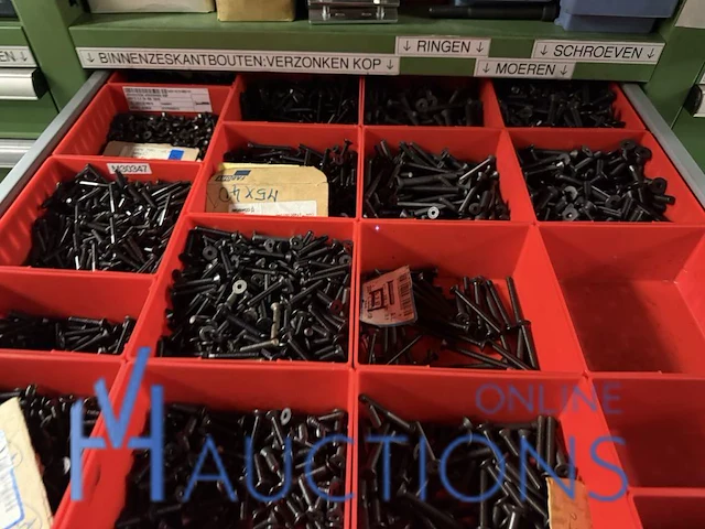 Partij zwarte inbusbouten, moeren en montagebeslag - afbeelding 46 van  212