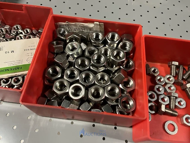 Partij zwarte inbusbouten, moeren en montagebeslag - afbeelding 61 van  212