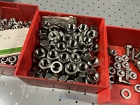 Partij zwarte inbusbouten, moeren en montagebeslag - afbeelding 61 van  212