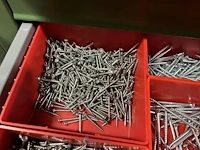Partij zwarte inbusbouten, moeren en montagebeslag - afbeelding 64 van  212
