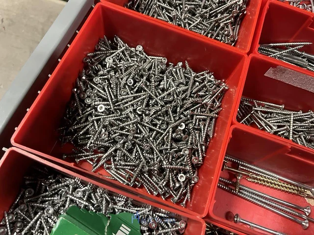 Partij zwarte inbusbouten, moeren en montagebeslag - afbeelding 66 van  212