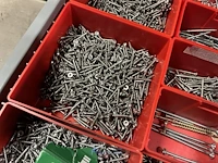 Partij zwarte inbusbouten, moeren en montagebeslag - afbeelding 66 van  212