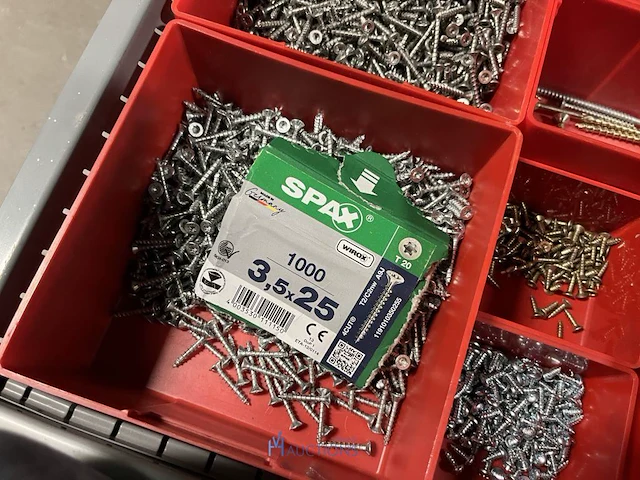 Partij zwarte inbusbouten, moeren en montagebeslag - afbeelding 67 van  212