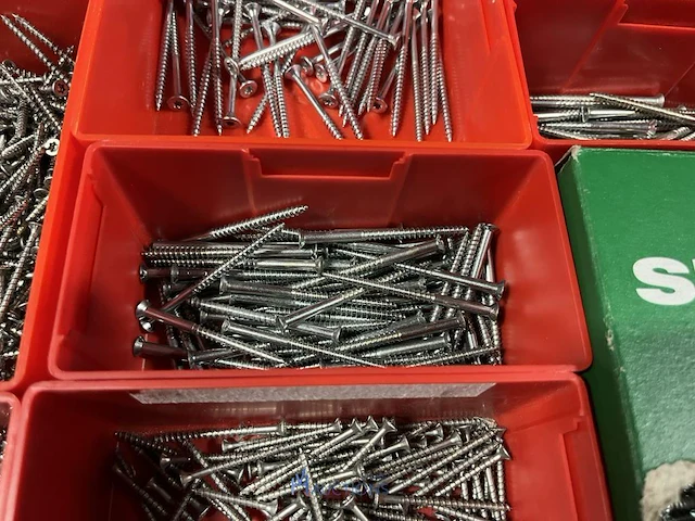 Partij zwarte inbusbouten, moeren en montagebeslag - afbeelding 71 van  212