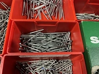 Partij zwarte inbusbouten, moeren en montagebeslag - afbeelding 71 van  212