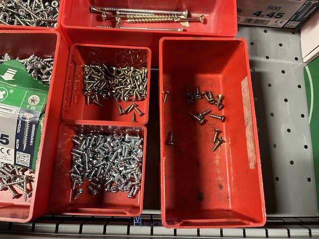 Partij zwarte inbusbouten, moeren en montagebeslag - afbeelding 73 van  212
