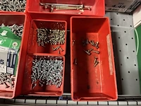 Partij zwarte inbusbouten, moeren en montagebeslag - afbeelding 73 van  212
