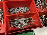 Partij zwarte inbusbouten, moeren en montagebeslag - afbeelding 76 van  212