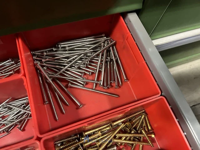 Partij zwarte inbusbouten, moeren en montagebeslag - afbeelding 78 van  212