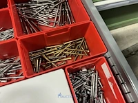Partij zwarte inbusbouten, moeren en montagebeslag - afbeelding 80 van  212