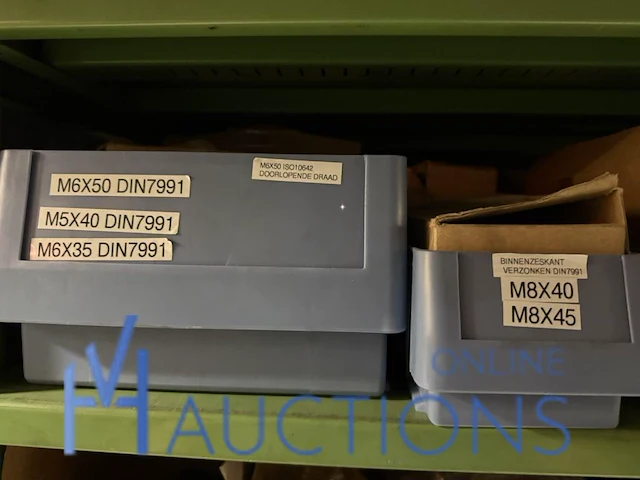 Partij zwarte inbusbouten, moeren en montagebeslag - afbeelding 79 van  212