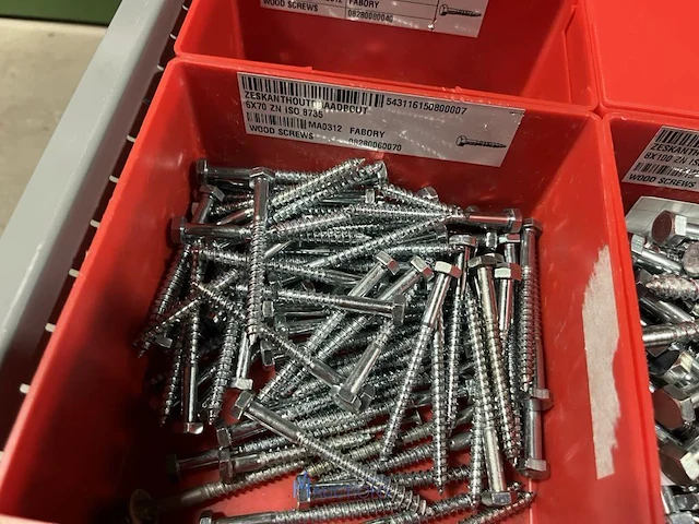 Partij zwarte inbusbouten, moeren en montagebeslag - afbeelding 94 van  212