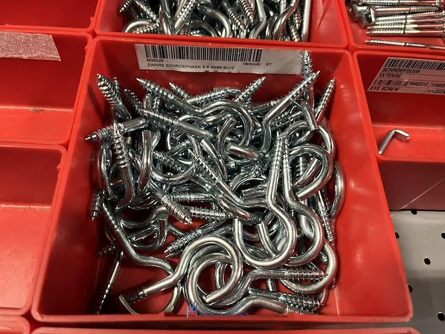 Partij zwarte inbusbouten, moeren en montagebeslag - afbeelding 98 van  212