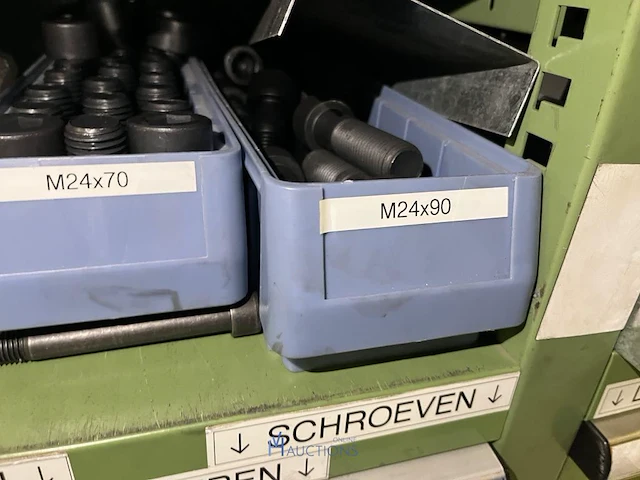 Partij zwarte inbusbouten, moeren en montagebeslag - afbeelding 106 van  212