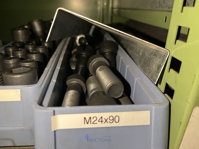 Partij zwarte inbusbouten, moeren en montagebeslag - afbeelding 107 van  212