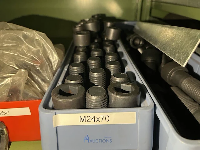 Partij zwarte inbusbouten, moeren en montagebeslag - afbeelding 108 van  212
