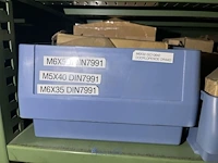 Partij zwarte inbusbouten, moeren en montagebeslag - afbeelding 115 van  212