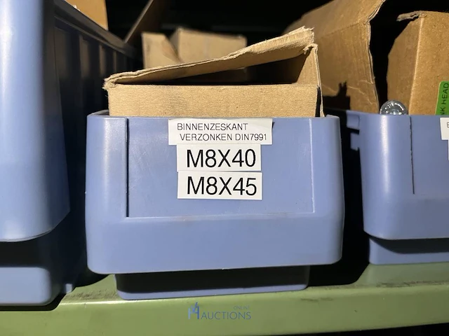 Partij zwarte inbusbouten, moeren en montagebeslag - afbeelding 117 van  212