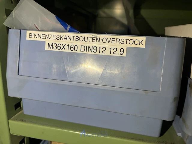 Partij zwarte inbusbouten, moeren en montagebeslag - afbeelding 126 van  212