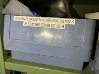 Partij zwarte inbusbouten, moeren en montagebeslag - afbeelding 126 van  212