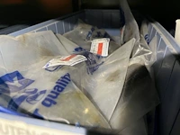 Partij zwarte inbusbouten, moeren en montagebeslag - afbeelding 127 van  212