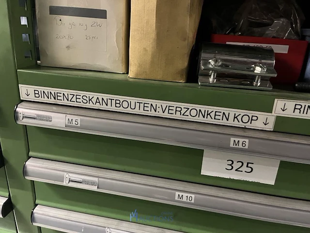 Partij zwarte inbusbouten, moeren en montagebeslag - afbeelding 124 van  212