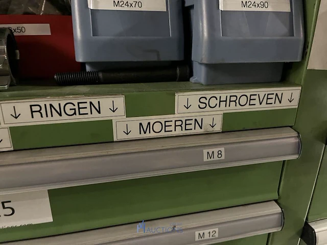 Partij zwarte inbusbouten, moeren en montagebeslag - afbeelding 128 van  212