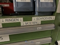 Partij zwarte inbusbouten, moeren en montagebeslag - afbeelding 128 van  212