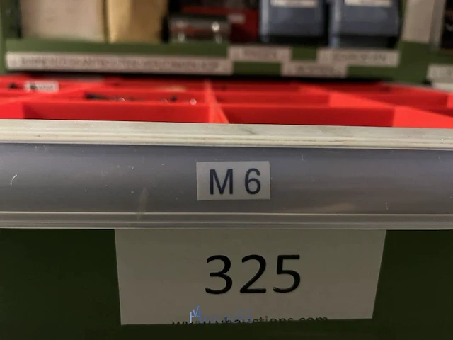 Partij zwarte inbusbouten, moeren en montagebeslag - afbeelding 130 van  212