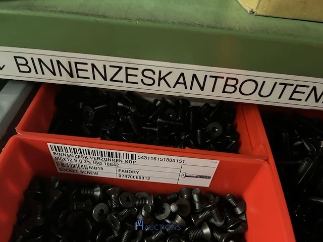 Partij zwarte inbusbouten, moeren en montagebeslag - afbeelding 132 van  212
