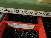 Partij zwarte inbusbouten, moeren en montagebeslag - afbeelding 132 van  212