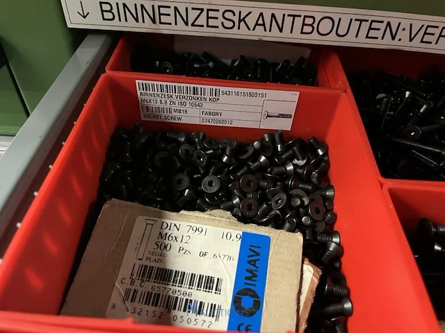 Partij zwarte inbusbouten, moeren en montagebeslag - afbeelding 133 van  212