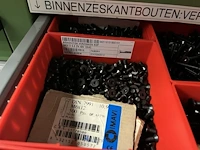 Partij zwarte inbusbouten, moeren en montagebeslag - afbeelding 133 van  212