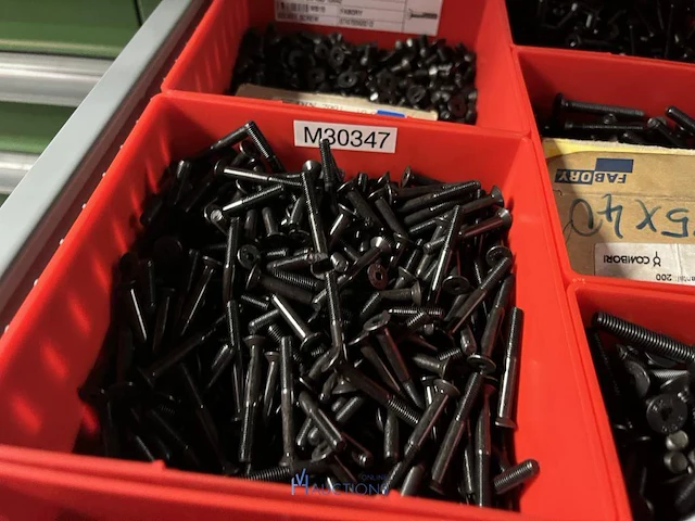 Partij zwarte inbusbouten, moeren en montagebeslag - afbeelding 134 van  212
