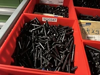 Partij zwarte inbusbouten, moeren en montagebeslag - afbeelding 134 van  212
