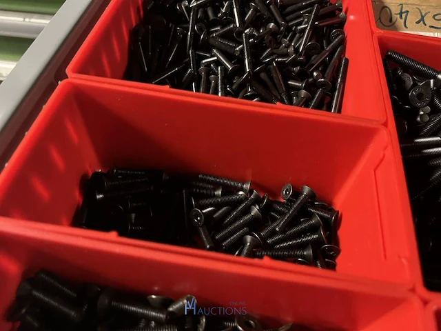 Partij zwarte inbusbouten, moeren en montagebeslag - afbeelding 135 van  212
