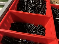 Partij zwarte inbusbouten, moeren en montagebeslag - afbeelding 135 van  212