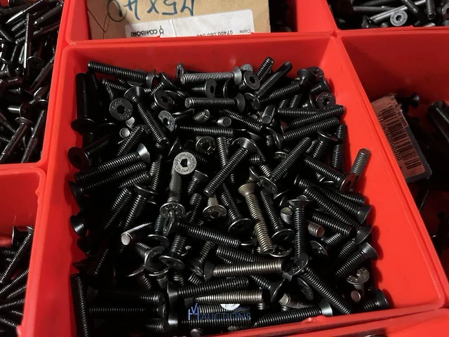 Partij zwarte inbusbouten, moeren en montagebeslag - afbeelding 139 van  212