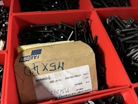 Partij zwarte inbusbouten, moeren en montagebeslag - afbeelding 140 van  212