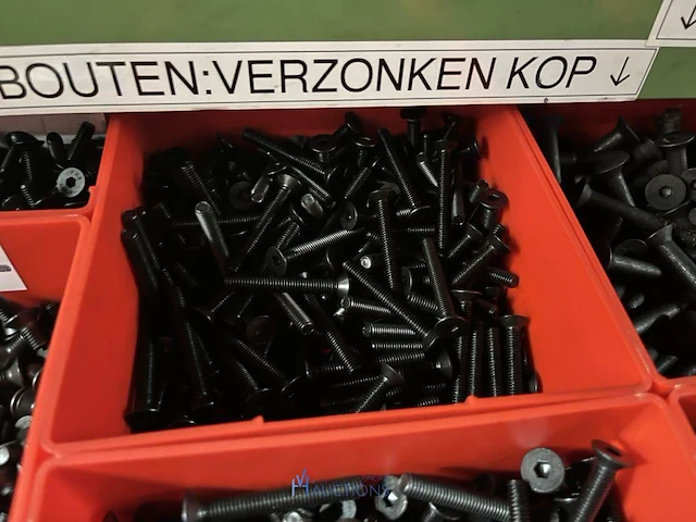 Partij zwarte inbusbouten, moeren en montagebeslag - afbeelding 141 van  212