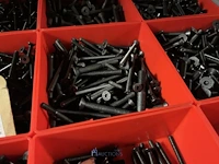 Partij zwarte inbusbouten, moeren en montagebeslag - afbeelding 143 van  212