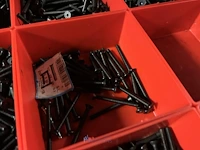 Partij zwarte inbusbouten, moeren en montagebeslag - afbeelding 144 van  212
