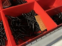 Partij zwarte inbusbouten, moeren en montagebeslag - afbeelding 145 van  212