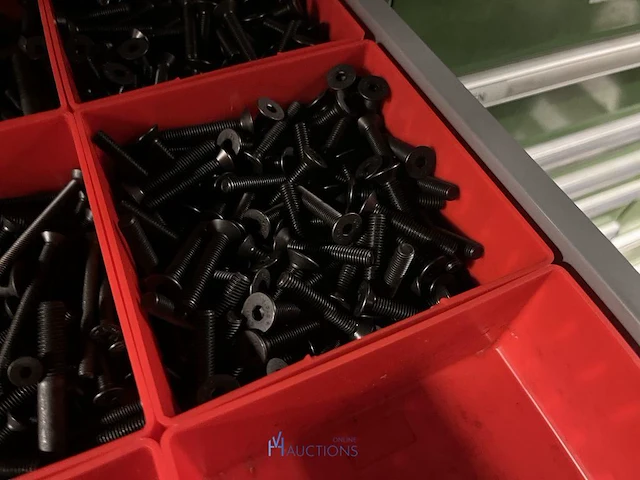 Partij zwarte inbusbouten, moeren en montagebeslag - afbeelding 148 van  212