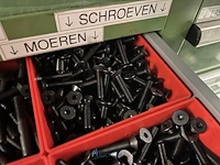 Partij zwarte inbusbouten, moeren en montagebeslag - afbeelding 149 van  212