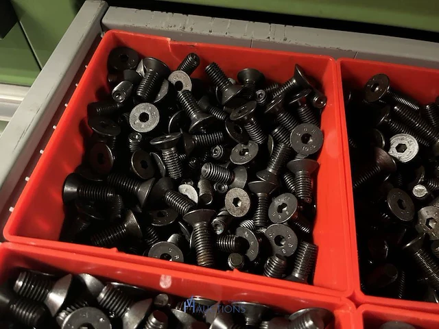 Partij zwarte inbusbouten, moeren en montagebeslag - afbeelding 152 van  212