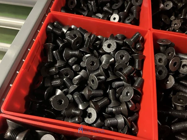 Partij zwarte inbusbouten, moeren en montagebeslag - afbeelding 153 van  212
