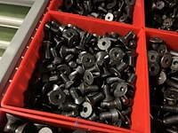 Partij zwarte inbusbouten, moeren en montagebeslag - afbeelding 153 van  212